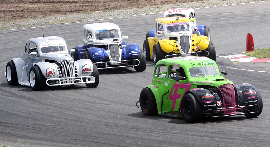 Der bliver kørt tæt og underholdende i Legend Cup, der er Danmarks største serie
(Foto: Vitesse Racing)